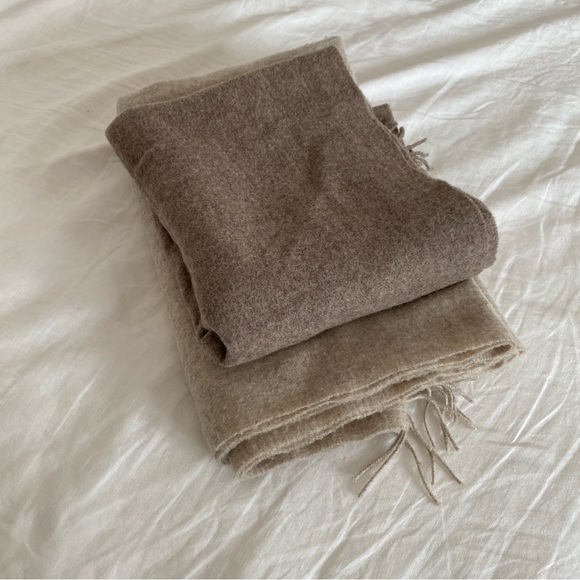 Aritzia classic wool scarf - beige - Picture 4 of 5